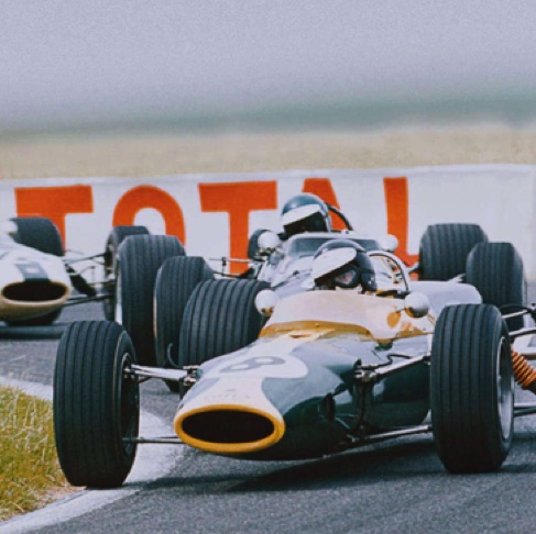 Toujours en bagarre avec Ickx 
à Reims en 1967
Contribution Prenois51 du Forum Autodiva